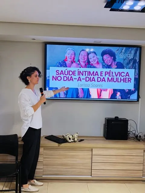 Larissa Soares durante palestra sobre saúde íntima e pélvica