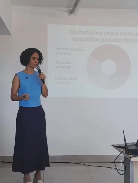 Larissa Soares em aula sobre disfunções do assoalho pélvico